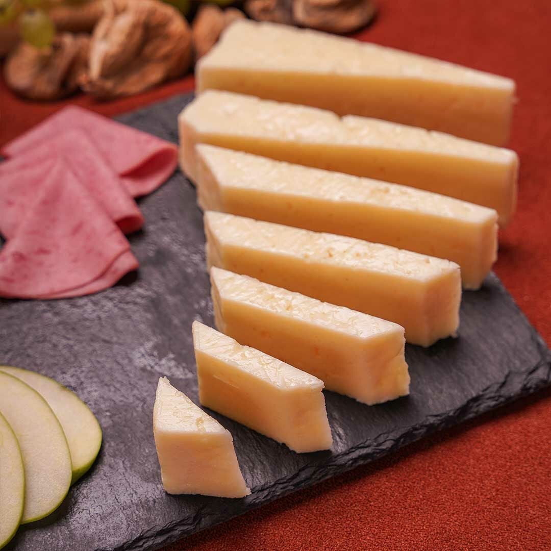 Sert Tulum Peyniri 500 Gr (Koyun-Keçi-İnek) — yakın çekim